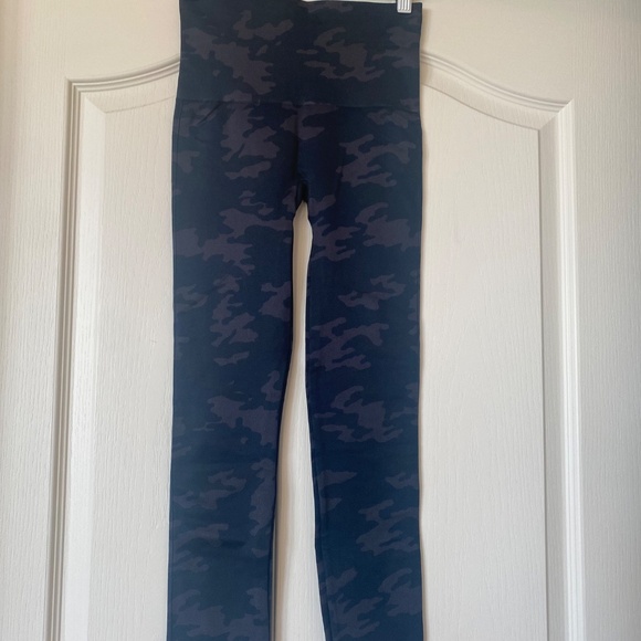 Spanx Black Camo Leggings NWT Size Small - Picture 2 of 13